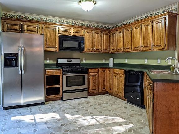 3rd image of 190 Benwood Trl NE