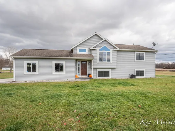 3685 Calkins Ct, Wayland, MI 49348