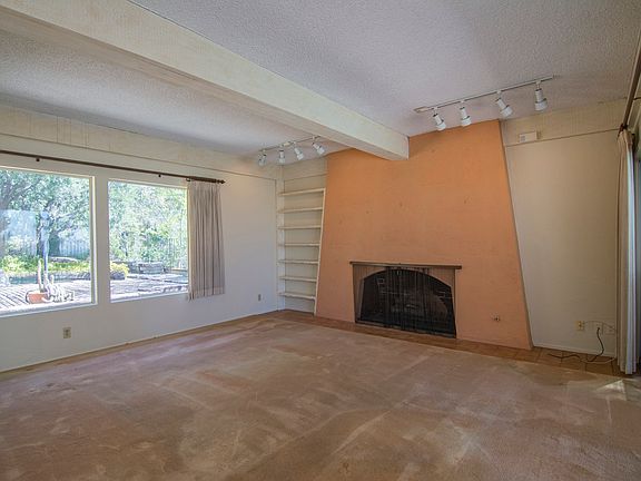 4th image of 2548 N Mountain Ave