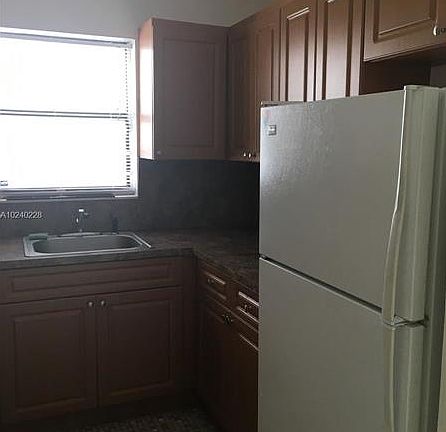 4th image of 2011 Bay Dr APT 13