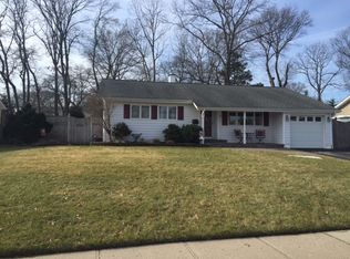 18 7th Ave, Kings Park, NY 11754