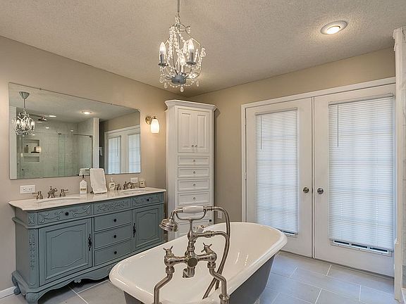 5th image of 1002 Oak Terrace Dr