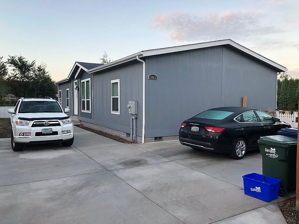 5063 D St photo 1
