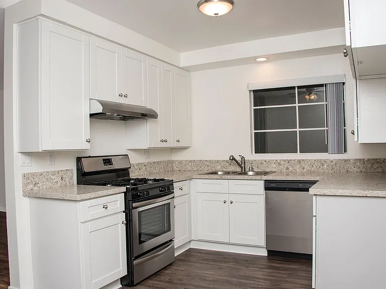 942 N Louise St — Photo 7