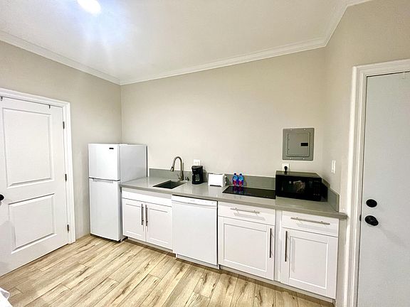 Kitchen area including dishwasher