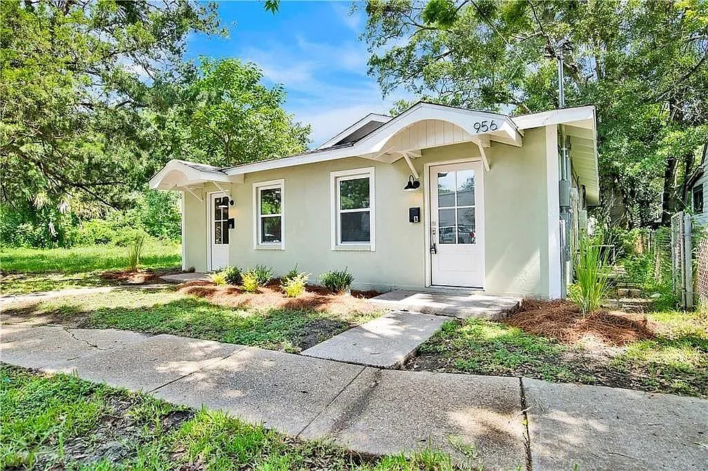 2 bed, 1.0 bath, 720 sqft, $1,300 — Photo 2