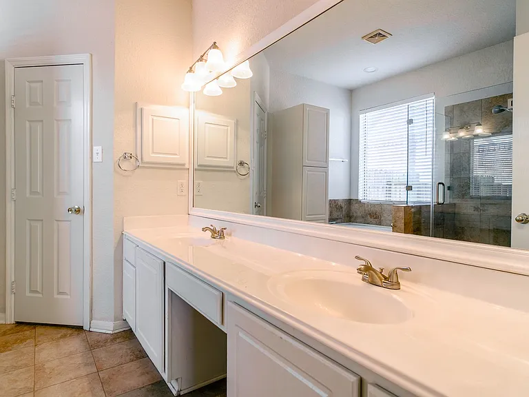 2918 Five Oaks Dr — Photo 4