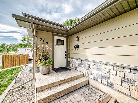 3rd image of 204 E Midridge Cres SE