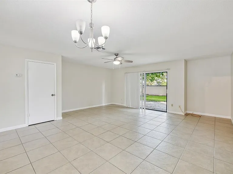 2748 Candlewood Ct — Photo 2