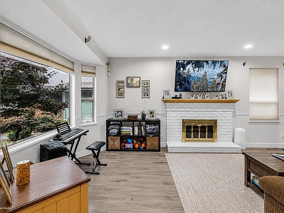 5th image of 16375 Middleglen Pl