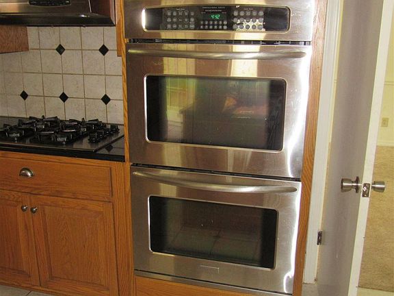 5th image of 3187 Hyde Park Pl