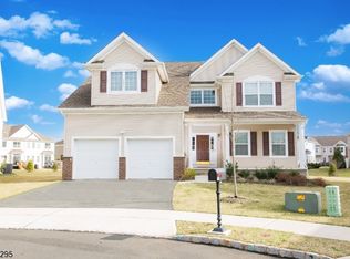 13 Schwartz Ct, Somerset, NJ 08873