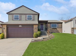 202 Albert Dr, Vernon Hills, IL 60061