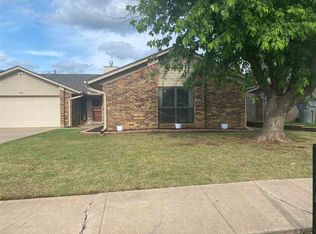 702 SW Englewood Dr, Lawton, OK 73505