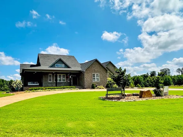 300 Ridgewood Dr, Henderson, TN 38340