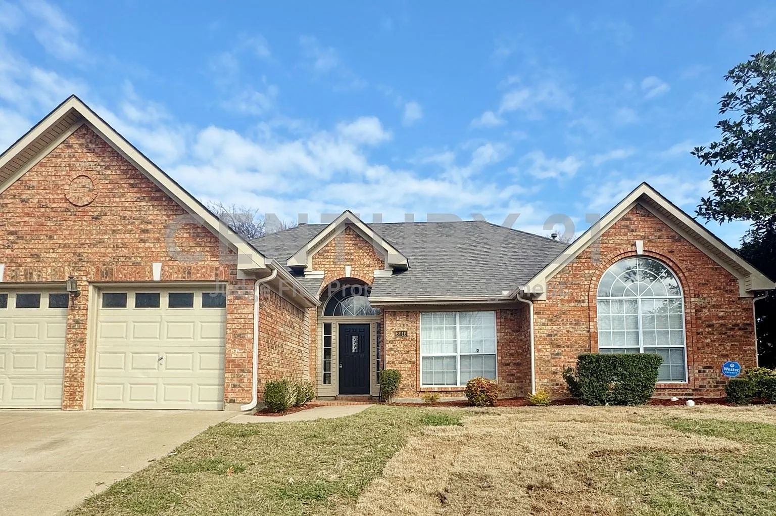 Lovely 4/2/2 On Corner Lot For Rent in Duncanville ISD! — Photo 1