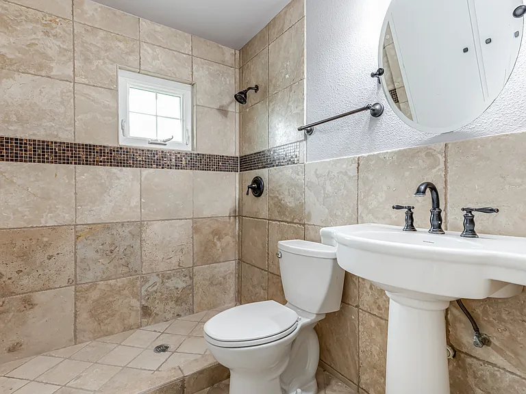 555 Patricia — Photo 15