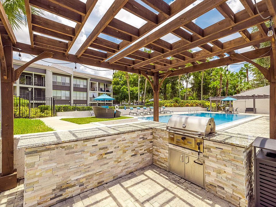 008_Pier5350Apts_ExtAmen_xs