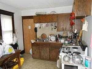5th image of 654 Hyacinth Ave E