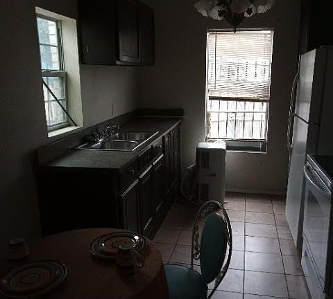 4th image of 5613 Lovell Ave