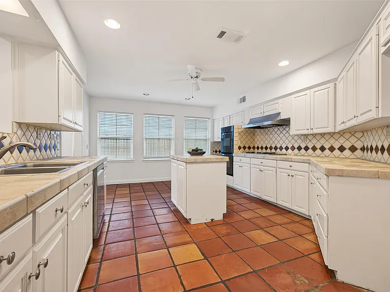 5643 Piping Rock Ln — Photo 18