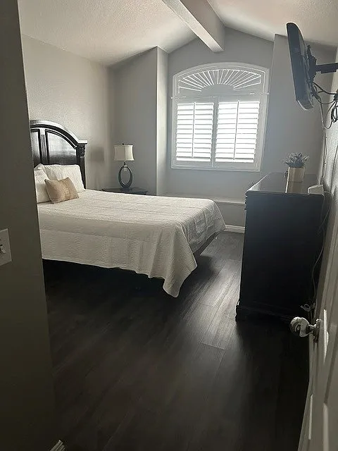 3 bed, 2350 sqft, $975 — Photo 2