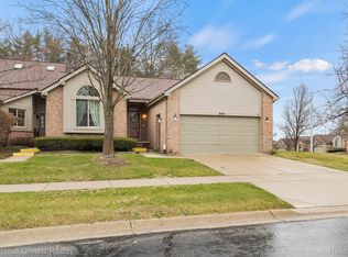 303 Pineknoll Ct, Brighton, MI 48116