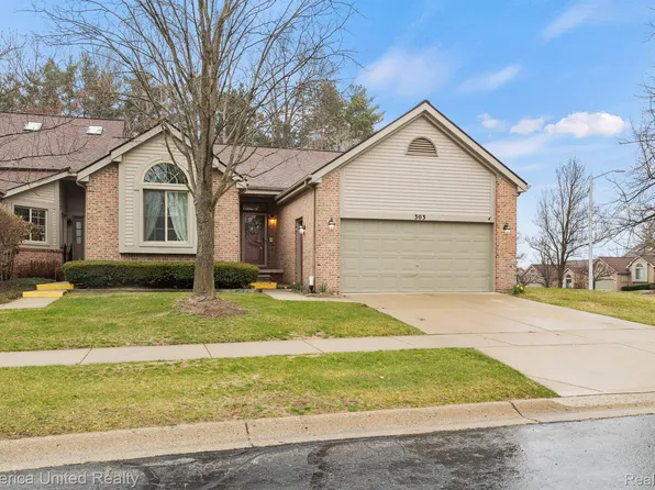 303 Pineknoll Ct, Brighton, MI 48116