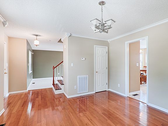 4th image of 208 Silver Birch Ln
