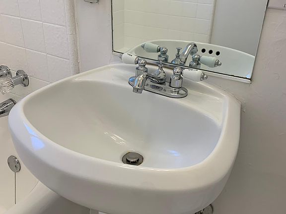 5th image of 2355 Cove Ave APT 204