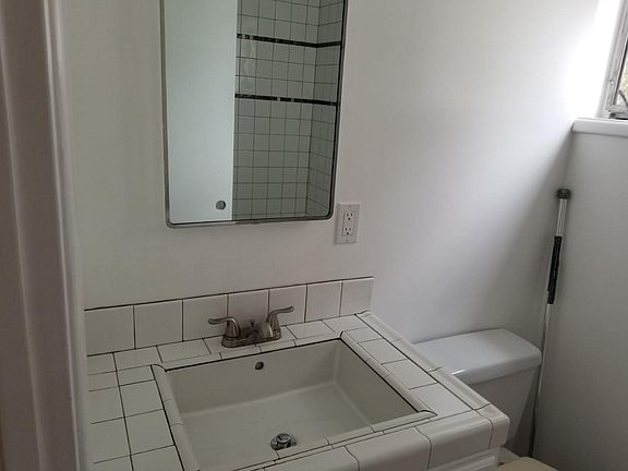 5th image of 910 N Sweetzer Ave APT A