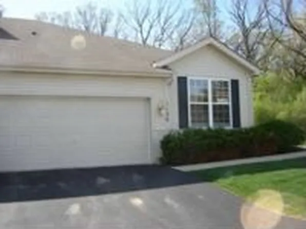 1126 N Oakwood Dr, Fox Lake, IL 60020