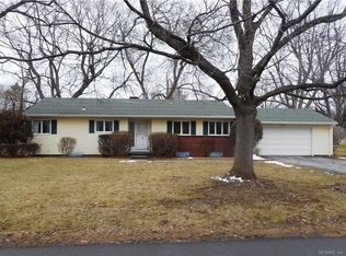 2 Rittenhouse Dr, Honeoye Falls, NY 14472