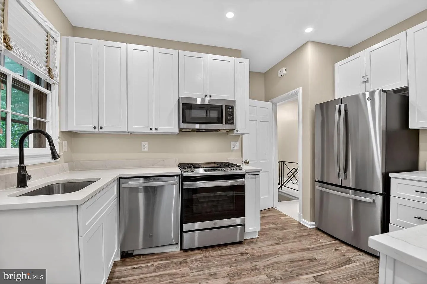 4 bed, 3.5 bath, 2260 sqft, $6,000 — Photo 2