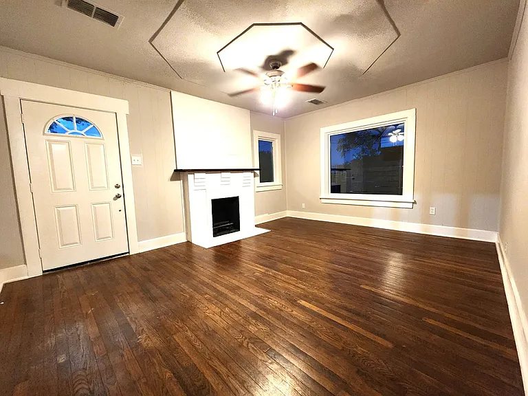 2114 N Elm St — Photo 11