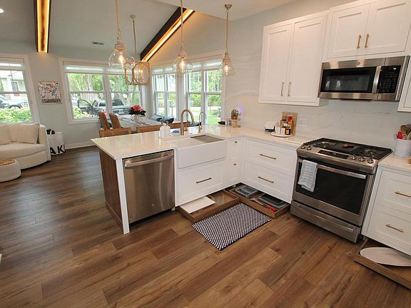 5th image of 609 Valerie LANE