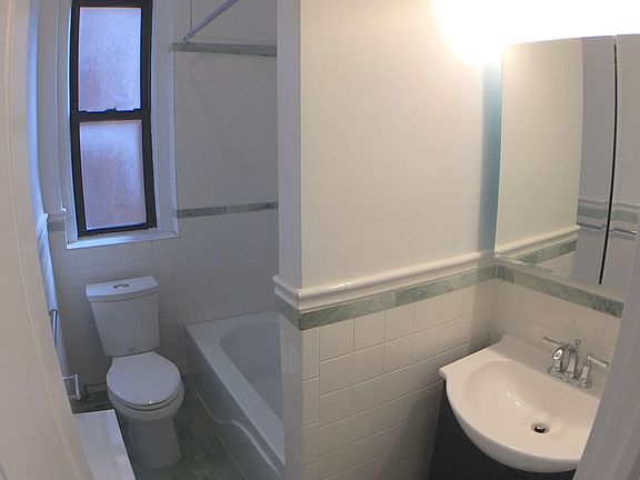 3rd image of 921 Washington Ave APT 2B