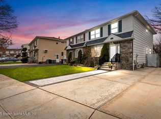 16 Ashwood Ct, Staten Island, NY 10308