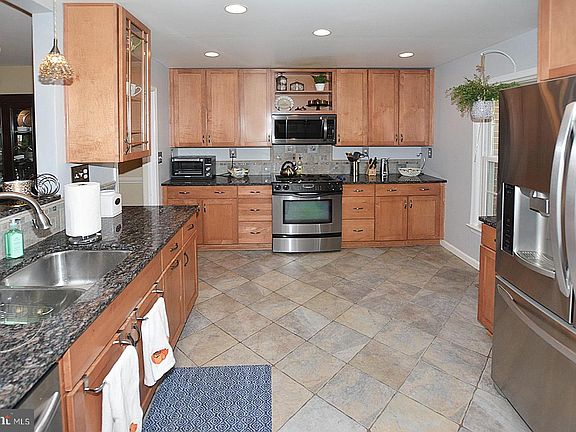 4th image of 7515 Amesbury Ct