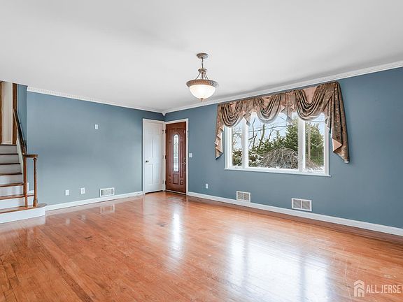 3rd image of 325 Colonia Blvd