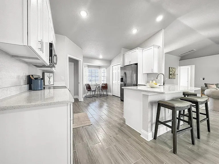 685 Berkley Pointe Dr — Photo 6