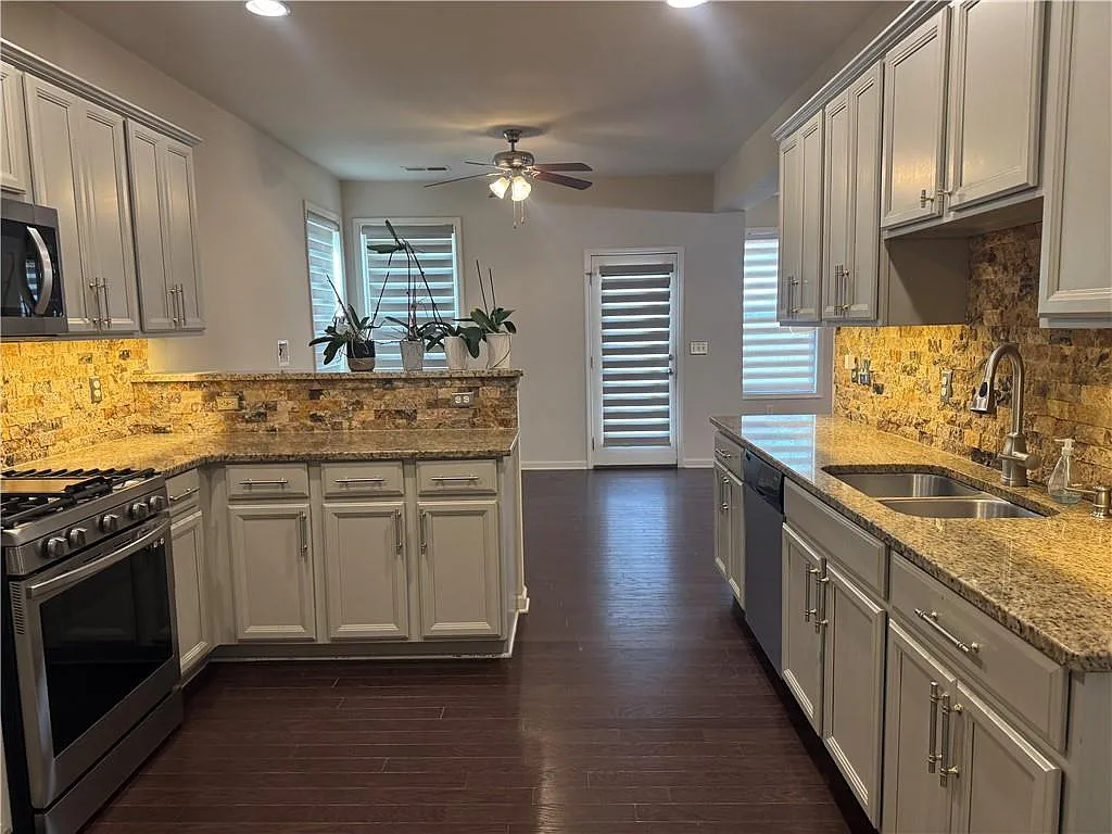 3 bed, 2.5 bath, 2548 sqft, $3,500 — Photo 2