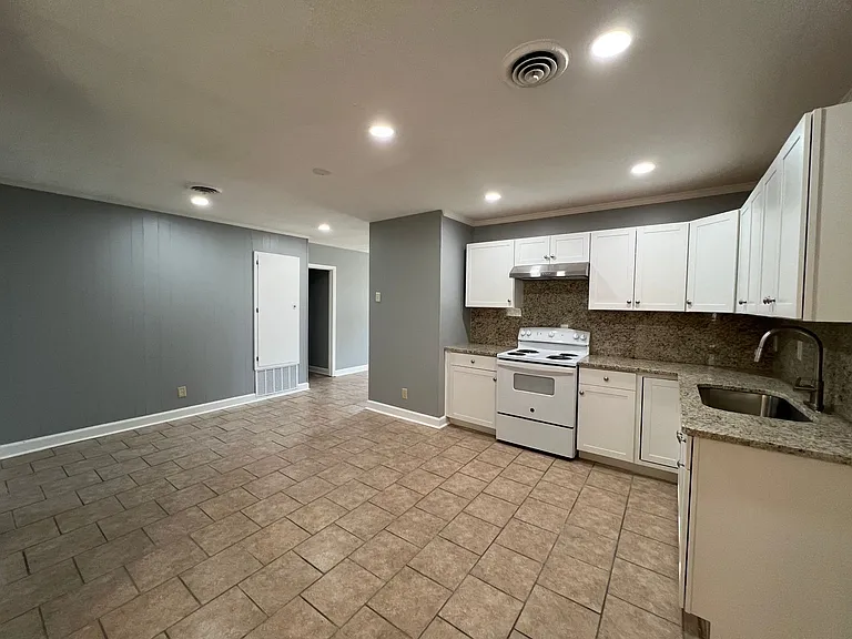 1008 Pelham St — Photo 8