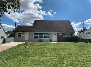 70 Vicar Ln, Levittown, PA 19054