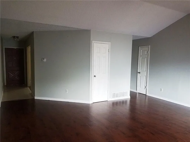 2425 Inverness Dr — Photo 2