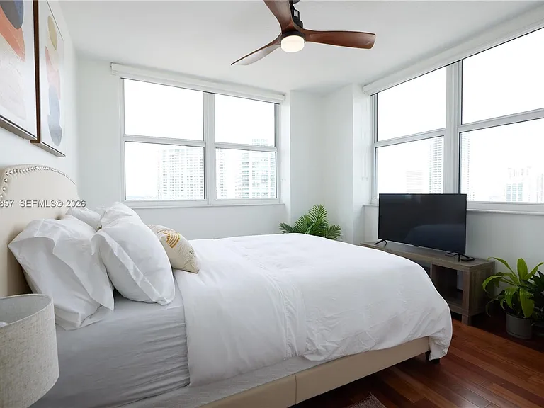 31 SE 5th St #3201 — Photo 19