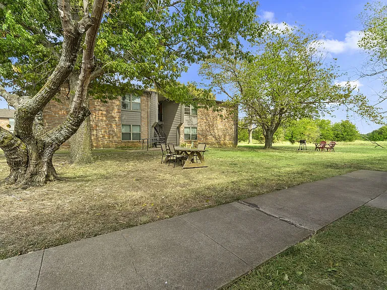 Cleburne Plaza — Photo 13