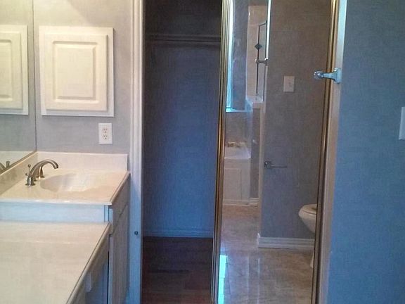 4th image of 2516 Country Club Dr W