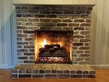 Gas log fireplace
