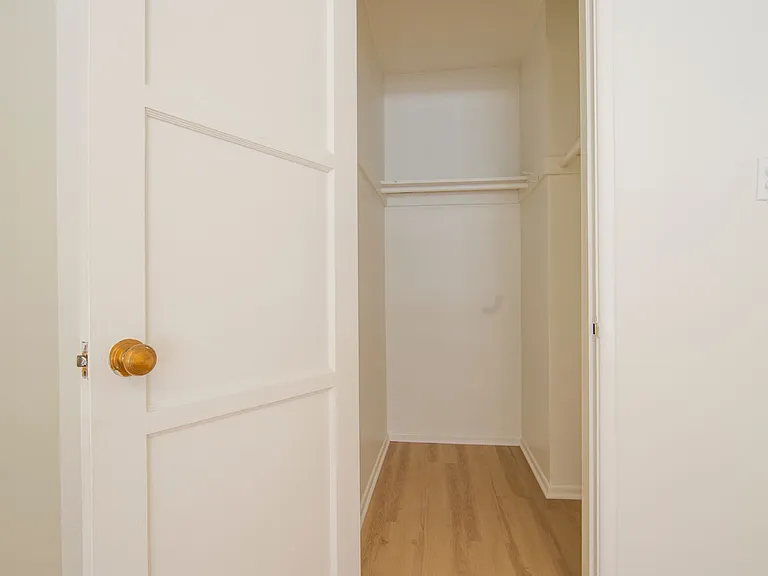 Gayley Manor Apartments — Photo 104